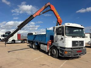 Camión caja abierta MAN F2000 19.403 6×2 Diesel Euro 2 grúa usado