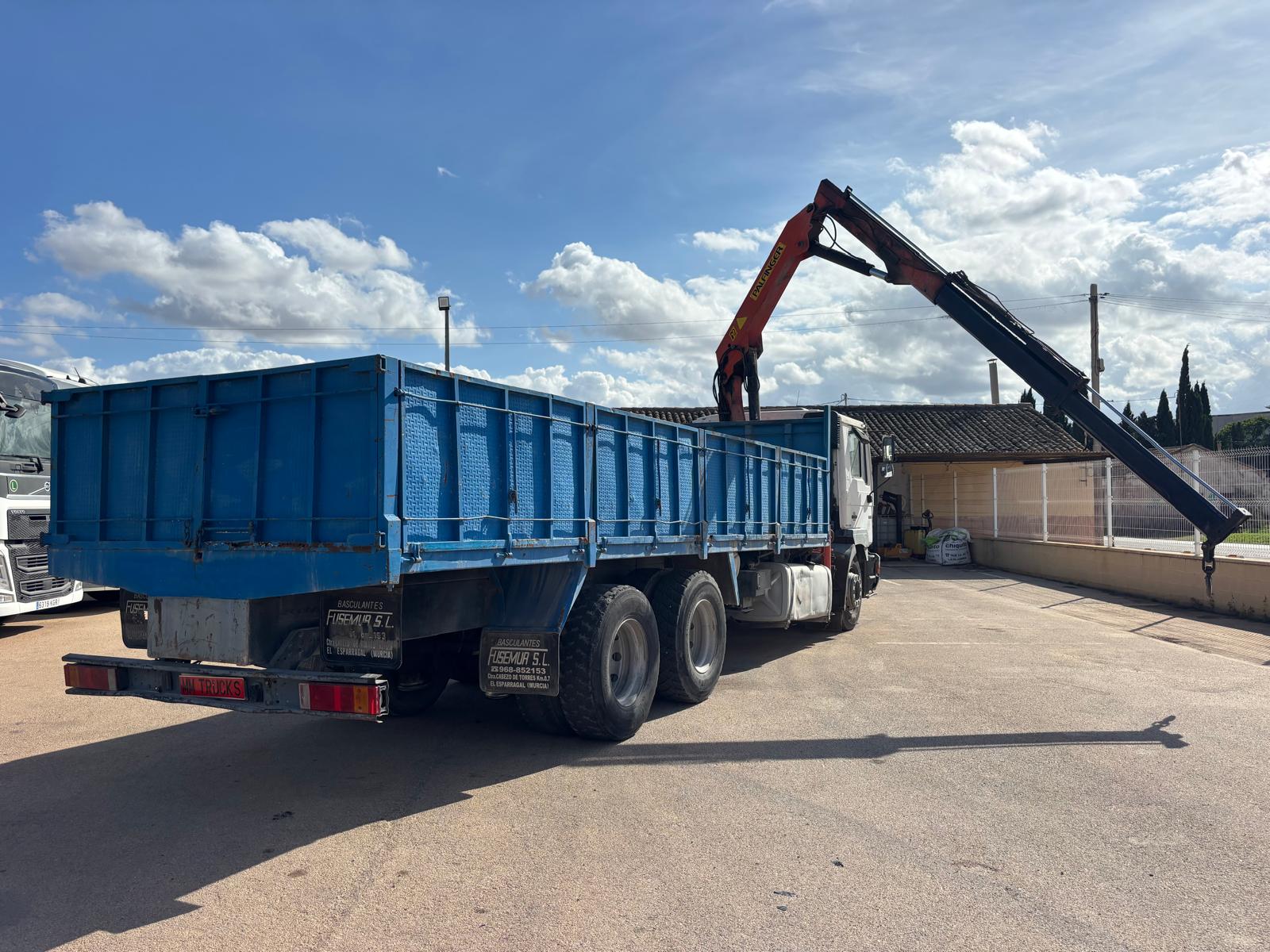 
								Camión caja abierta MAN F2000 19.403 6×2 Diesel Euro 2 grúa usado full									