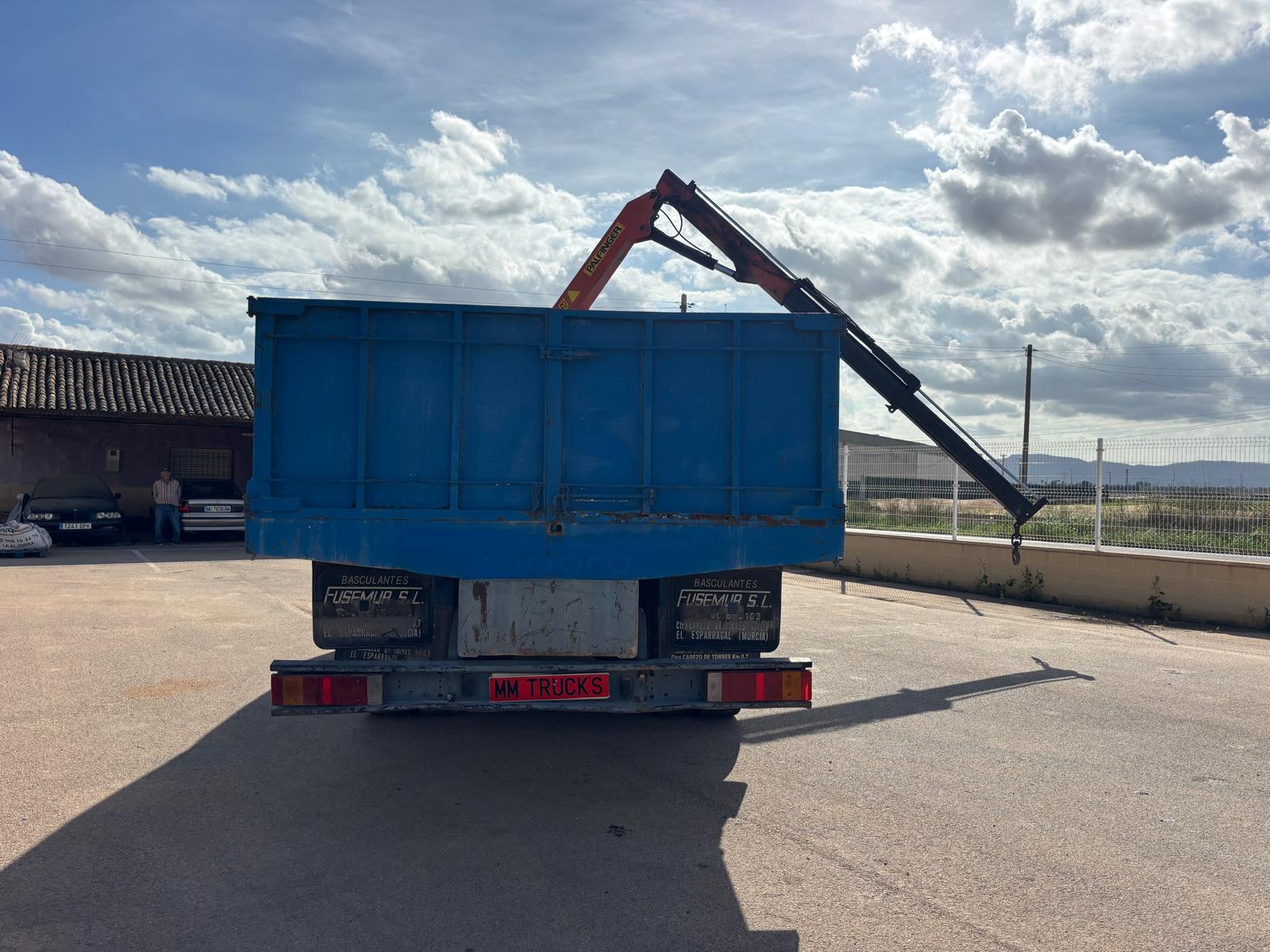 
								Camión caja abierta MAN F2000 19.403 6×2 Diesel Euro 2 grúa usado full									